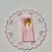 Ribbia Weiß Rosa Schleife Handgemachter Stoff Tischset Ausgebogter Rand Wasserdicht Bestickte Personalisierte Tischdeckchen Esszimmertischdekoration von PNRDecorShop
