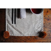Set Von 5 Tovagliette in Marrone Con Pompon "Brown' von PODZEtextile