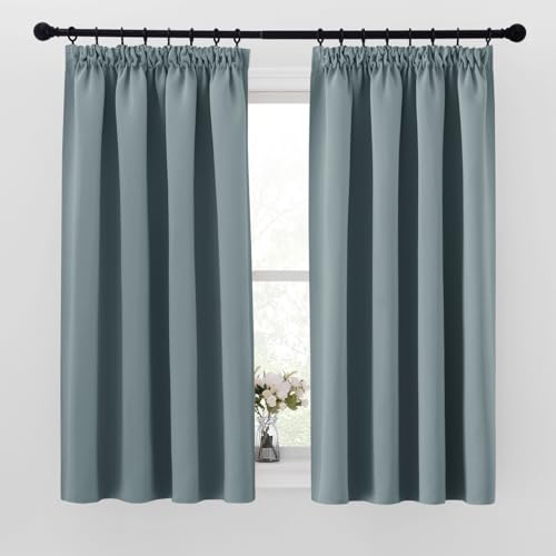 PONY DANCE 2er Set Schienen Gardinen Vorhang Blickdicht Kurz Thermovorhang gegen Hitze Verdunklungsvorhänge mit Kräuselband Blackout Curtains for Bedroom, H 145 x B 140 cm, Graublau von PONY DANCE