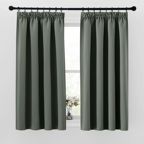 PONY DANCE Verdunkelnde Gardinen mit Kräuselband Kurz 2er Set H 160 x B 140 cm Verdunklungsvorhänge Schiene Thermovorhang gegen Hitze Schlafzimmer Vorhänge Blickdicht, Graugrün von PONY DANCE
