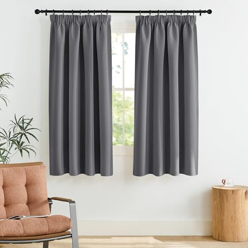 PONY DANCE Graue Blickdichte Gardinen mit Kräuselband Kurz 2er Set H 160 x B 140 cm Verdunklungsvorhänge für Schienensystem Vorhang Thermo Hitzeschutz Blackout Curtains for Bedroom PONY DANCE Graue Blickdichte Gardinen mit Kräuselband Kurz 2er Set H 160 x B 140 cm Verdunklungsvorhänge für Schienensystem Vorhang Thermo Hitzeschutz Blackout Curtains for Bedroom von PONY DANCE