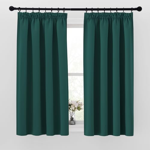 PONY DANCE Verdunklungsvorhänge mit Kräuselband für Schiene 2er Set H 145 x B 140 cm Dunkelgrüne Vorhänge Blickdicht Kurze Gardinen für Kleine Fenster Thermovorhang Hitzeschutz PONY DANCE Verdunklungsvorhänge mit Kräuselband für Schiene 2er Set H 145 x B 140 cm Dunkelgrüne Vorhänge Blickdicht Kurze Gardinen für Kleine Fenster Thermovorhang Hitzeschutz von PONY DANCE