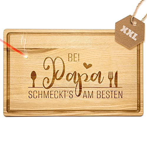Großes Holzbrett mit Gravur - Bei Papa schmeckt's am besten - Schneidebrett gravieren| Eschenholz, 40 x 25 x 2 cm, Geschenk mit Gravur, Geschenk für Papa von PR Print Royal
