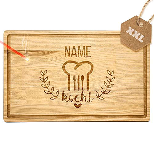 Großes Holzbrett mit Gravur - Schneidebrett personalisiert - Hier kocht - Geschenk für Hobbyköche | Eschenholz, 40 x 25 x 2 cm, personalisiertes Geschenk mit Gravur von PR Print Royal