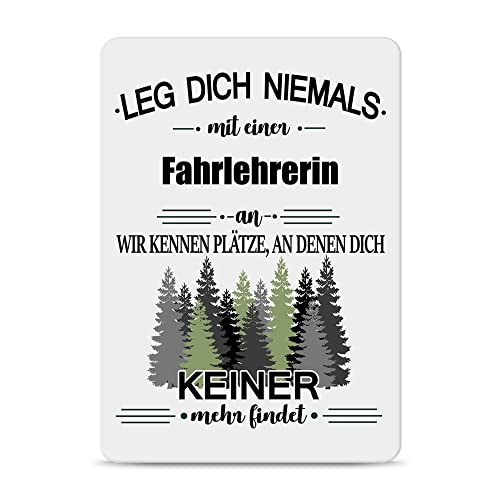 PR Print Royal Berufe Blech-Schild - Leg Dich Niemals mit Einer Fahrlehrerin an - Lustiges Geschenk Büro, Job, Arbeit, Kollegin, Freunde, Metall-Poster - Querformat A6 von PR Print Royal