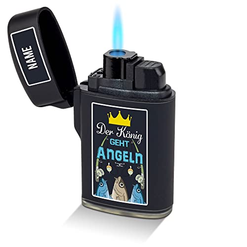 PR Print Royal Feuerzeug selbst gestalten - mit Name Bedrucken - Der König geht Angeln - Geschenk für Angler/innen, Outdoor - Sturmfeuerzeug, Flüssiggas nachfüllbar, Schwarz gummiert I Personalisiert von PR Print Royal