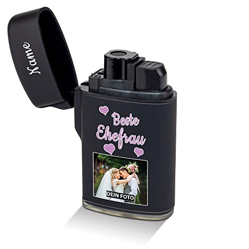 PR Print Royal Feuerzeug selbst gestalten - mit Name & Bild Bedrucken - Beste Ehefrau - Sturmfeuerzeug, Flüssiggas nachfüllbar I Foto-Geschenk Personalisiert - Schwarz gummiert PR Print Royal Feuerzeug selbst gestalten - mit Name & Bild Bedrucken - Beste Ehefrau - Sturmfeuerzeug, Flüssiggas nachfüllbar I Foto-Geschenk Personalisiert - Schwarz gummiert von PR Print Royal