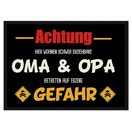 PR Print Royal Fußmatte mit Spruch - Achtung! Schwer erziehbare Oma & Opa - Lustiger Fußabtreter, Geschenk für die Großeltern von Enkel - rutschfest, 60 x 40 cm von PR Print Royal