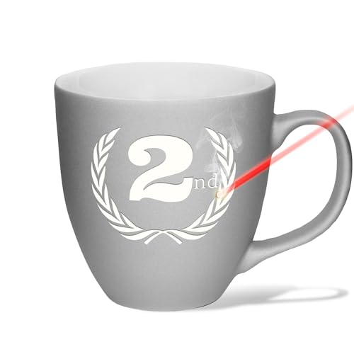 PR Print Royal Hochwertige Porzellan-Tasse mit Gravur, 400 ml - Siegerehrung 2nd Platz - Silber, Siegerkranz, Soft-Touch Oberfläche matt | Geschenkidee Sportler, Trophäe, Pokal für Gewinner von PR Print Royal