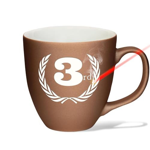 PR Print Royal Hochwertige Porzellan-Tasse mit Gravur, 400 ml - Siegerehrung 3rd Platz - Bronze, Siegerkranz, Soft-Touch Oberfläche matt | Geschenkidee Sportler, Trophäe, Pokal für Gewinner von PR Print Royal