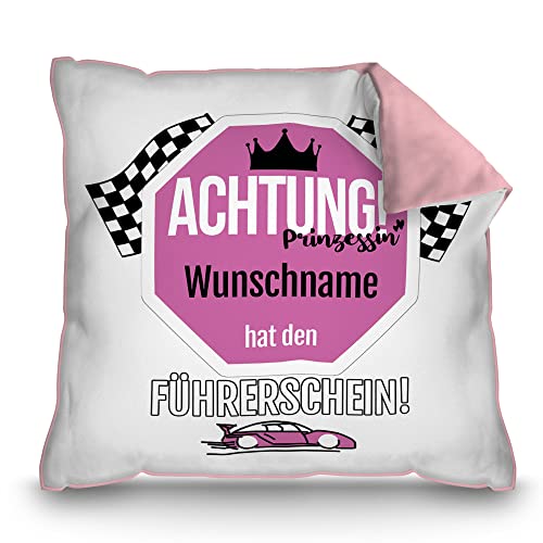 PR Print Royal Kissen zum Führerschein mit Name Personalisieren - Achtung! Prinzessin Name hat den Führerschein! - Kissen Bedrucken, Fahrprüfung bestanden | mit Füllung, Rückseite Rosa, 40x40cm von PR Print Royal