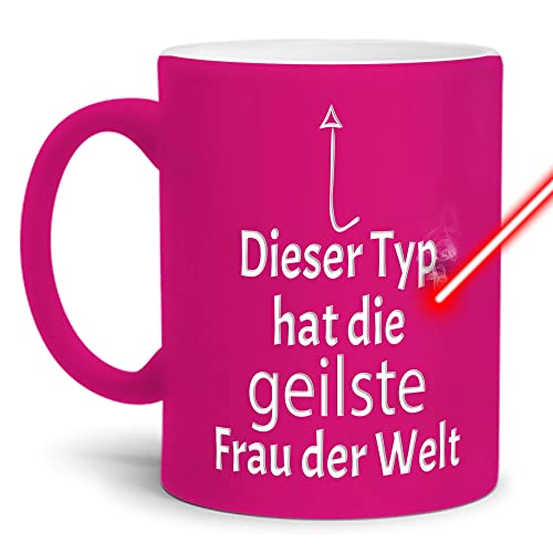 PR Print Royal Neon-Tasse mit Gravur & Spruch - Dieser Typ hat die geilste Frau - Lustiges Männer Geschenk, Geburtstag, Männer-Tasse, Weihnachten - Keramik-Tasse gravieren, Neon-Pink, 300 ml von PR Print Royal