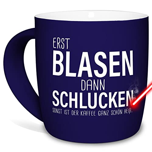 PR Print Royal Tasse mit Gravur und Spruch - Erst Blasen dann Schlucken - Lustiges Geschenk für Freunde, Zweideutig, Sexy-Tasse, Keramik außen gummiert, Blau, 300 ml I Lasergravur von PR Print Royal