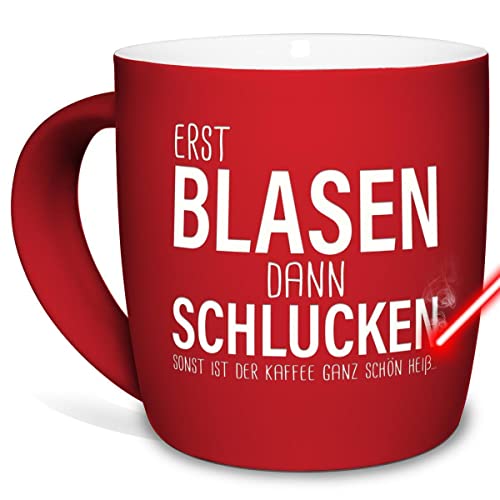 PR Print Royal Tasse mit Gravur und Spruch - Erst Blasen dann Schlucken - Lustiges Geschenk für Freunde, Zweideutig, Sexy-Tasse, Keramik außen gummiert, Rot, 300 ml I Lasergravur von PR Print Royal