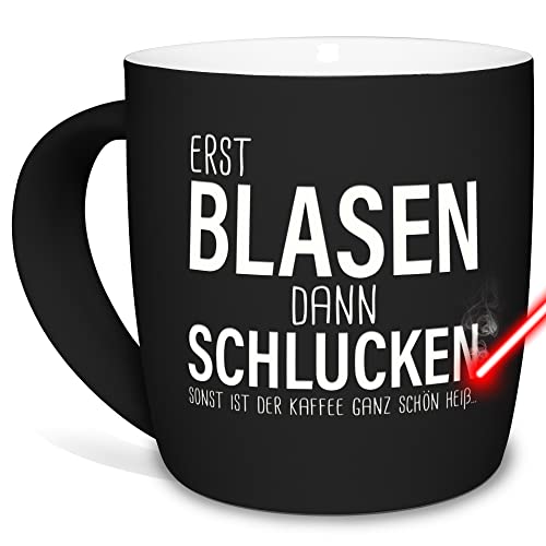 PR Print Royal Tasse mit Gravur und Spruch - Erst Blasen dann Schlucken - Lustiges Geschenk für Freunde, Zweideutig, Sexy-Tasse, Keramik außen gummiert, Schwarz, 300 ml I Lasergravur von PR Print Royal