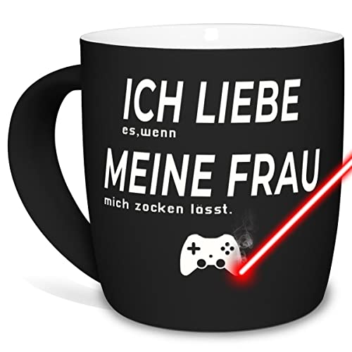 PR Print Royal Tasse mit Gravur und Spruch - Ich Liebe Meine Frau - Zocken, Tasse für Männer - Lustiges Geschenk für Freunde und Kumpels, Keramik außen gummiert, Schwarz, 300 ml I Lasergravur von PR Print Royal