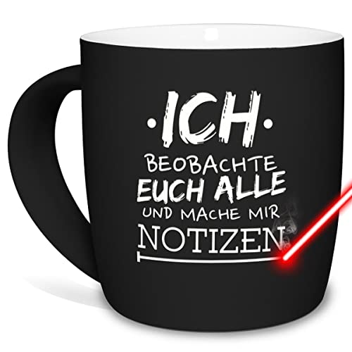 PR Print Royal Tasse mit Gravur und Spruch - Ich beobachte euch alle - Lustiges Geschenk für Freunde, Keramik außen gummiert, Schwarz, 300 ml I Lasergravur von PR Print Royal