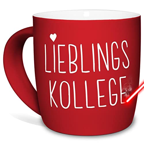 PR Print Royal Tasse mit Gravur & Spruch - Lieblingskollege - Geschenk für Kollegen, Lieblingskollege, Arbeit, Büro - Keramik außen gummiert, Rot, 300 ml I Personalisierte Lasergravur von PR Print Royal