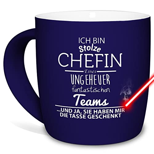 PR Print Royal Tasse mit Gravur und Spruch - Stolze Chefin eines fantastischen Teams - Geschenk für die Beste Chefin, Chefin Tasse, Keramik außen gummiert, Blau, 300 ml I Lasergravur von PR Print Royal