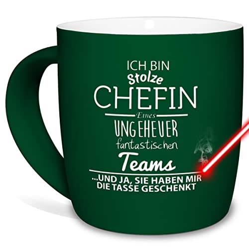 Tasse Mit Gravur und Spruch - Stolze Chefin Eines Fantastischen Teams - Geschenk für Die Beste Chefin, Keramik Außen Gummiert, Grün, 300 ml Mit Lasergravur von PR Print Royal