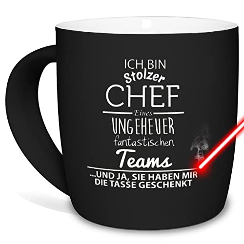 Tasse Mit Gravur und Spruch - Stolzer Chef Eines Fantastischen Teams - Geschenk für Den Besten Chef, Keramik Außen Gummiert, Schwarz, 300 ml, Lasergravur von PR Print Royal