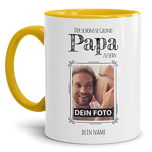 PR Print Royal Tasse mit Spruch - Der schönste Grund Papa zu Sein - Personalisierbare Keramiktasse mit Namen und Foto - Geschenk Papa - Innen & Henkel Gelb, 300 ml von PR Print Royal