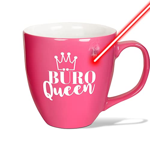 PR Print Royal XXL Jumbotasse graviert mit Spruch - Büro Queen - Hochwertige Porzellan-Tasse mit Gravur, hochglänzende Oberfläche, Geschenk Kollegin Geburtstag Weihnachten | Fancy Pink, 400 ml von PR Print Royal