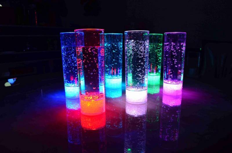 PRECORN LED Blinklicht 2er Set LED Longdrinkglas Party-Glas Kunststoffglas Trinkglas 400 ml von PRECORN