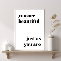 Du Bist Schön, So Wie Du | Motivierende Wörter Druck Inspirierend Zitat Einfach Als Geschenk Danke, Dass Sie Sind von PRINTDimage