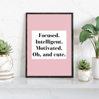 Fokussiert. Clever. Motiviert. Drucken | Spaß Positiver Druck Motivierende Wanddruck Geschenk Für Sie Drucke Schreibtisch Arbeitsplatz Dekor von PRINTDimage