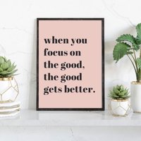 Inspirierende Zitate, Wenn Sie Sich Auf Das Gute Konzentrieren, Wird Besser, Positive Prints, Blush Pink Home Office Decor, Wanddrucke von PRINTDimage