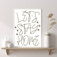 Lasst Uns Zu Hause Bleiben Print | Pfotenabdruck Hundeliebhaber Geschenk Wohnzimmer Poster Familienzimmer Wand Dekor Wanddekoration Minimalistisch von PRINTDimage