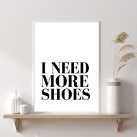 Spaß Typografie Druck, Geschenke Für Sie, Mode Zitat Ich Brauche Mehr Schuhe Schlafzimmer Ankleidezimmer Poster, Druck von PRINTDimage