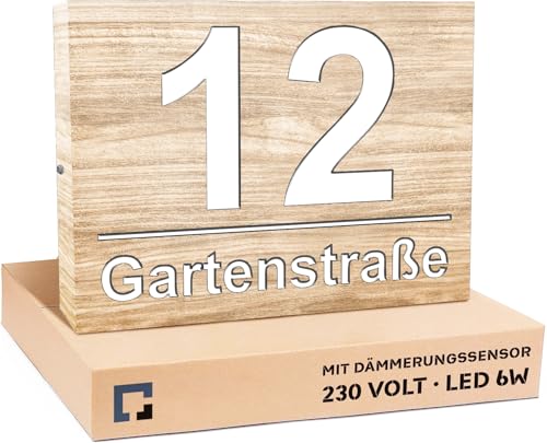 PRINTIMA Premium Gravur Personalisierter Hausnummer Anthrazit Beleuchtet Led Strom 230V, Hausnummernschild mit Dämmerungssensor |30x40cm, 6W /A++| (Helle Holz v5) von PRINTIMA