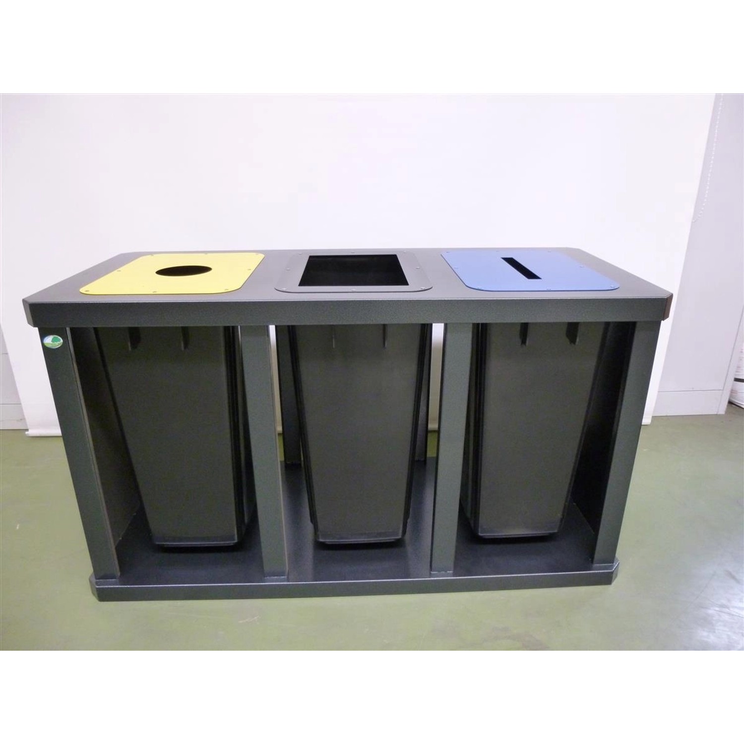 PROREGAL Robuste Wertstoffsammelstation 3 Fach Mit Behälter 58 Liter HxBxT 67 x 120 x 52 cm Verzinkter Stahl Grau PROREGAL Robuste Wertstoffsammelstation 3 Fach Mit Behälter 58 Liter HxBxT 67 x 120 x 52 cm Verzinkter Stahl Grau von PROREGAL