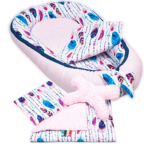 PaLulli 5-TLG Baby Ausstattung-Set Kuschelnest Babynest 95x55cm Baby-Matratze Kuscheldecke Flachkissen Babybett 100% Baumwolle Hypoallergisch Für 0-8 Monate Kopfkissen Rosa und marineblaue Federn von PaLulli