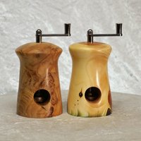 Kompakte Muskatmühlen Aus Olive Und Eibe Kompakte Muskatmühlen Aus Olive Und Eibe von PaRayKunsthandwerk