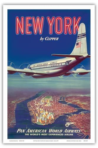 Pacifica Island Art - New York USA mit dem PAN AM Clipper - Boeing 377 über Manhattan Insel - Pan American World Airways - Retro Flugreise Plakat c.1950 - Kunstdruck 31 x 46 cm von Pacifica Island Art