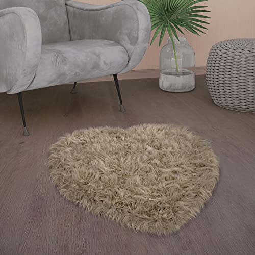 Paco Home Kunstfell Fellteppich Imitat Teppich Hochflor Sitzkissen Herzform Rund Fell Form, Grösse:80x75 cm Herz-Form, Farbe:Beige Paco Home Kunstfell Fellteppich Imitat Teppich Hochflor Sitzkissen Herzform Rund Fell Form, Grösse:80x75 cm Herz-Form, Farbe:Beige von Paco Home