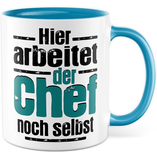 Chef Tasse mit Spruch - Geschenk Hier arbeitet der Chef noch selbst - Kaffeetasse 330ml aus Keramik - Chefin Büro Geschenke für Männer Firmenfeier Arbeit Kollege Kaffee-Becher (Weiß/Blau) von Pagma Druck