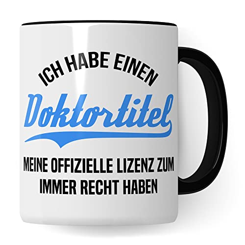 Doktor Tasse Geschenkidee, Kaffeebecher mit Spruch lustig, Doktortitel Geschenk, Kaffeetasse Humor Witz Geschenk für Doktoren, Doktorin Teetasse (Weiß & Schwarz) von Pagma Druck