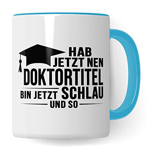 Doktortitel Tasse Geschenkidee, Kaffeebecher mit Spruch lustig, Doktor Geschenk, Kaffeetasse Humor Witz Geschenkidee für Doktorarbeit, Doktorin Teetasse (Weiß & Blau) von Pagma Druck