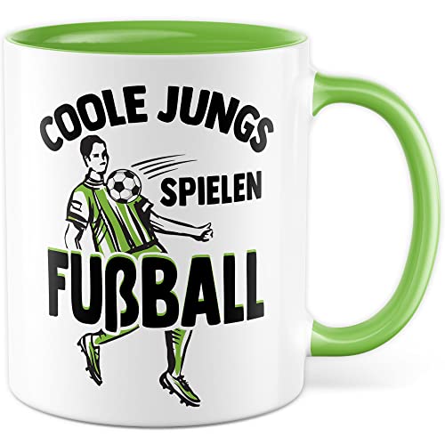 Fußball Tasse, Coole Jungs spielen Fußball, Geschenk für Fußballspieler Fussball-Verein, Geschenkidee Junge Kinder Sohn Enkel Fußballspieler Kaffeebecher (Grün) von Pagma Druck