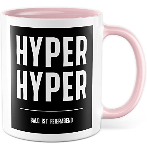 HYPER HYPER Tasse mit Spruch bald ist Feierabend Kaffeetasse lustig 90er Rave Kaffee-Becher Arbeit lustig Geschenkidee Kollegen Humor Scooter Büro Tasse Witz Geschenk Kollegin Kollege (Weiß/Pink) von Pagma Druck