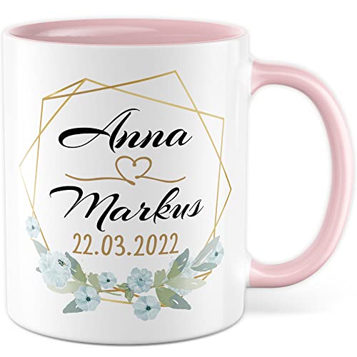 Hochzeit Tasse personalisiert Geschenk Hochzeit Kaffee-Tasse mit Namen Kaffee-Becher Hochzeits-Paar Geschenkidee Trauung Hochzeitsgeschenk Brautpaar Jahrestagsgeschenk Verlobungsgeschenk (Weiß/Pink) von Pagma Druck