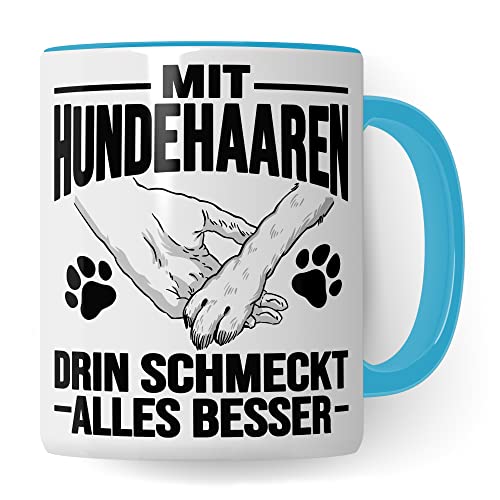 Hunde Tasse Geschenk, Mit Hundehaaren drin schmeckt alles besser Geschenkidee Hundebesitzer Kaffee-Becher Kaffeetasse Teetasse Hundehalter Hund Tasse mit Spruch lustig (Weiß/Blau) von Pagma Druck