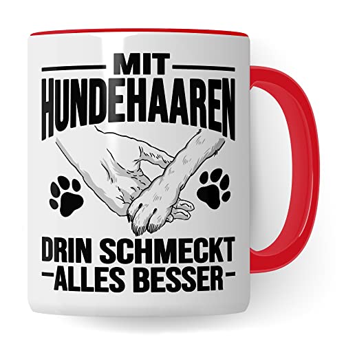 Hunde Tasse Geschenk, Mit Hundehaaren drin schmeckt alles besser Geschenkidee Hundebesitzer Kaffee-Becher Kaffeetasse Teetasse Hundehalter Hund Tasse mit Spruch lustig (Weiß/Rot) von Pagma Druck