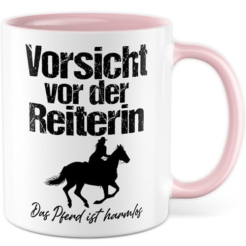Pagma Druck Tasse mit Spruch - Geschenk 'Vorsicht vor der Reiterin - Das Pferd ist harmlos' - Keramik 330ml - Pferdemädchen Reiterin Pferd Stall Dressur Springreiten Reitclub Kaffee-Becher von Pagma Druck
