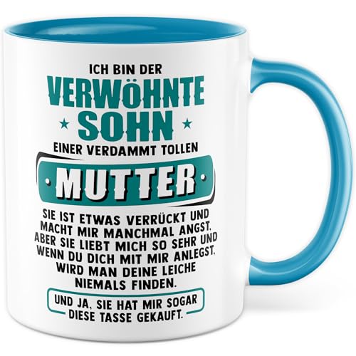 Sohn Tasse mit Spruch - Geschenk Ich bin der verwöhnte Sohn einer verdammt tollen Mutter - Kaffeetasse 330ml aus Keramik - Geburtstag Mama Geschenkidee Weihnachten Kaffee-Becher (Weiß/Blau) von Pagma Druck