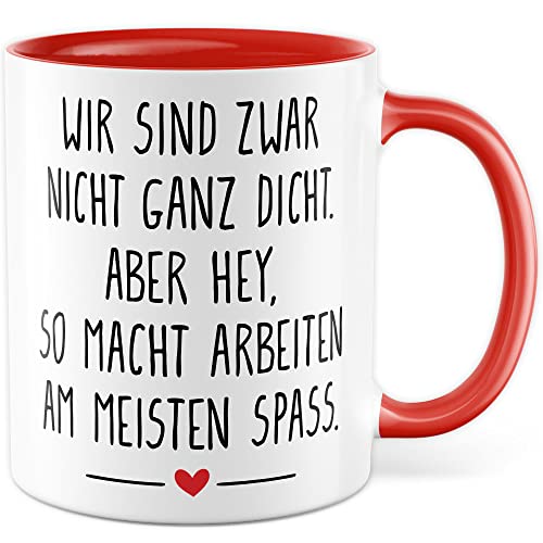 Tasse Arbeit Geschenk Wir sind zwar nicht ganz dicht Aber hey so macht arbeiten Spaß Geschenkidee Büro Kaffeetasse mit Spruch lustig Kaffee-Becher Kollegin Kollege Witz Humor (Weiß/Rot) von Pagma Druck